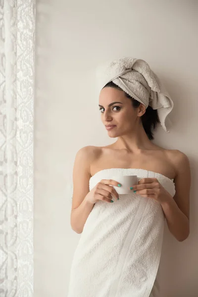 Menina Envolto Uma Toalha Depois Chuveiro Beber Café — Fotografia de Stock