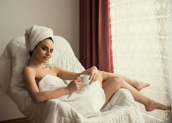 Ragazza Avvolta Asciugamano Dopo Una Doccia Bere Caffè — Foto Stock