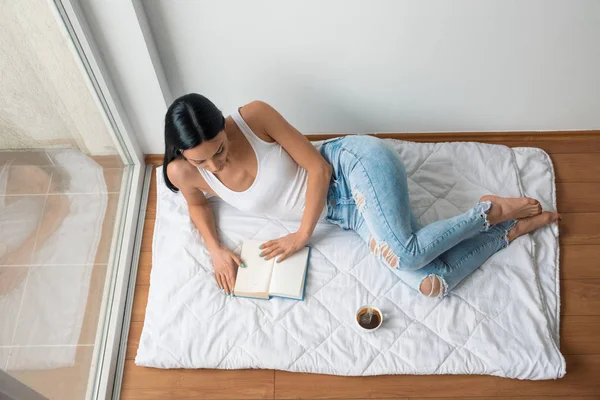 Bella Ragazza Sdraiata Sul Pavimento Vicino Alla Finestra Leggere Libro — Foto Stock