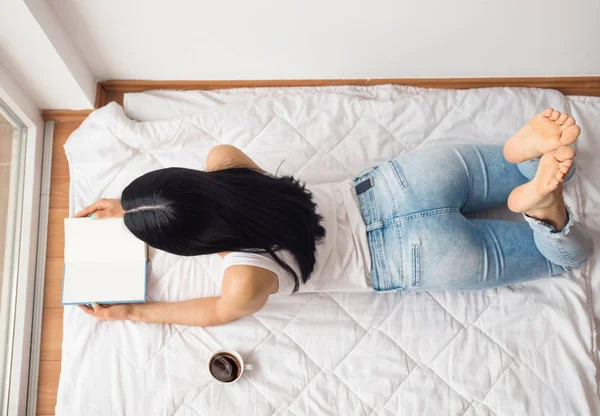 Menina Bonita Deitada Chão Pela Janela Ler Livro — Fotografia de Stock