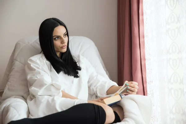 Hübsches Mädchen Das Fenster Auf Dem Boden Liegt Und Ein — Stockfoto