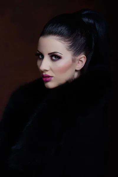 Portrait Pretty Girl Black Fur — Stock Photo, Image