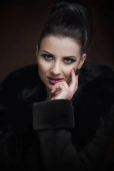 Portrait Pretty Girl Black Fur — Stock Photo, Image