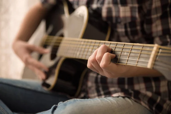 Gitaris Bermain Gitar Ruangan — Stok Foto