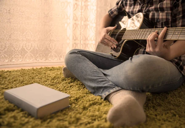 Gitaris Bermain Gitar Ruangan — Stok Foto