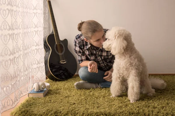 Adolescente Chica Suelo Está Jugando Con Perro — Foto de Stock