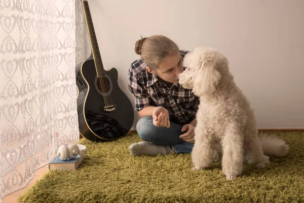 Ragazza Adolescente Sul Pavimento Sta Giocando Con Cane — Foto Stock