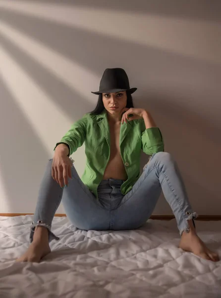 Mädchen Mit Hut Und Offener Jacke Sitzt Auf Dem Boden — Stockfoto