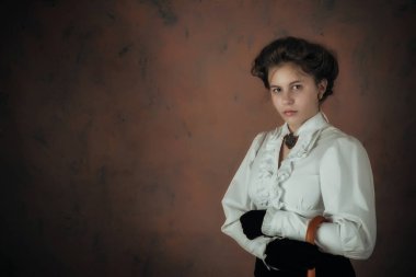 Bir gencin retro Batı tarzı portresi