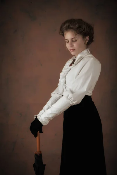 Bir gencin retro Batı tarzı portresi