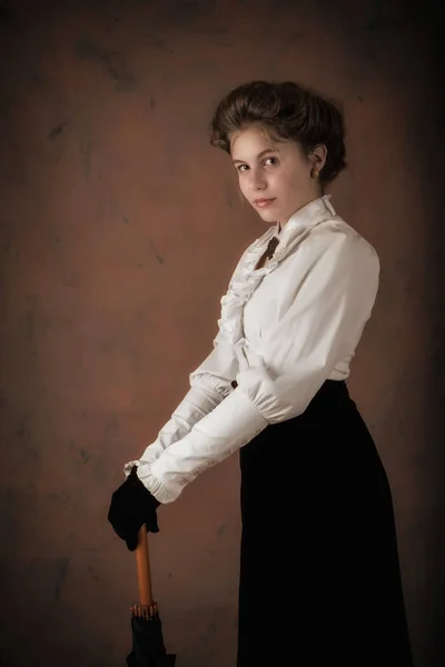 Bir gencin retro Batı tarzı portresi