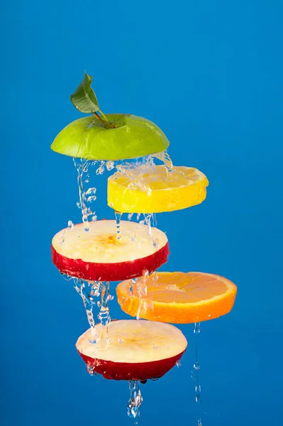 Fatias Molhadas Frutas Frescas Lançadas Com Água — Fotografia de Stock