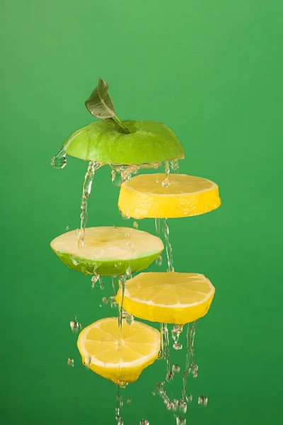 Tranches Humides Fruits Frais Jetées Dans Air Avec Eau — Photo