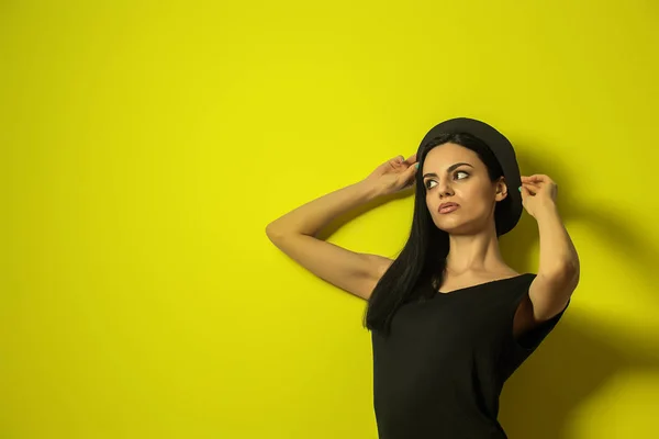 Mädchen Schwarz Mit Hut Auf Gelbem Hintergrund — Stockfoto