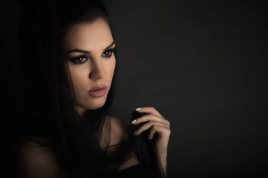 Siyah üzgün bir kız portresi