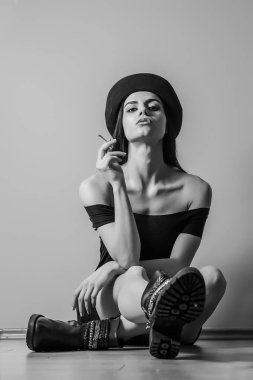 Kız bir sigara içiyor