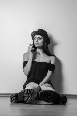 Kız bir sigara içiyor