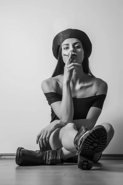 Girl   smokes a cigarette — Stock Photo, Image