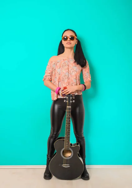 Mädchen mit einer Gitarre — Stockfoto