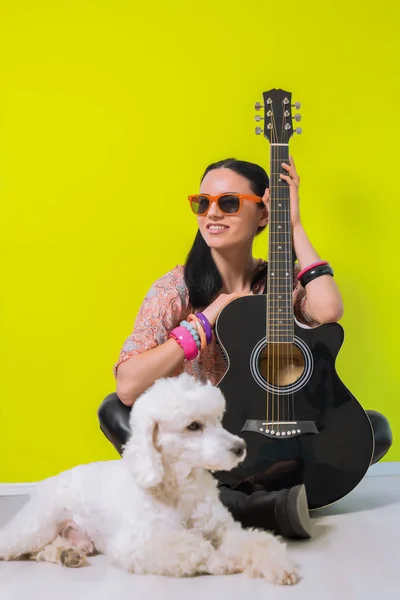 Chica con una guitarra —  Fotos de Stock