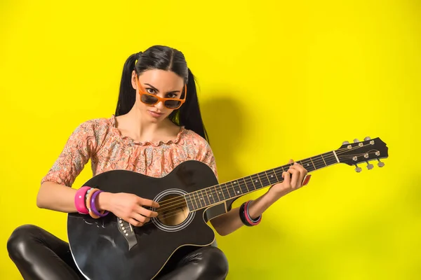 Menina com uma guitarra — Fotografia de Stock