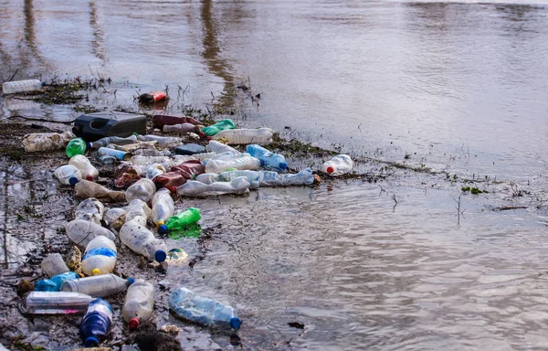 Nehirde çöp var.