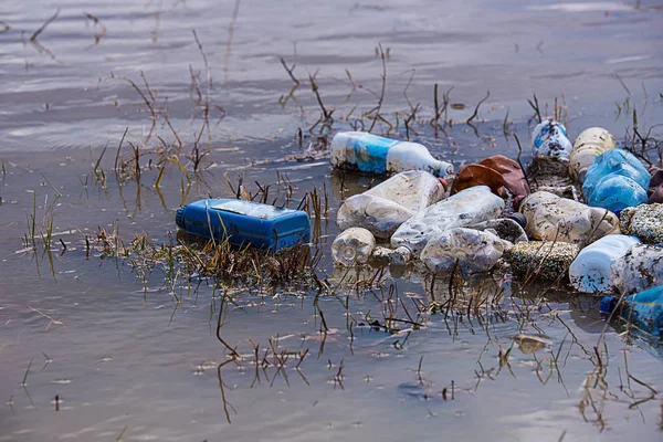 Afval in de rivier — Stockfoto