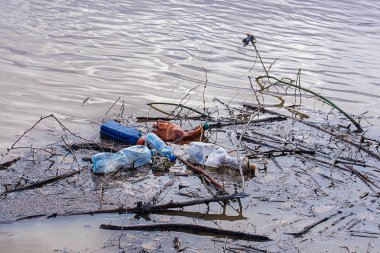 Nehirde çöp var.
