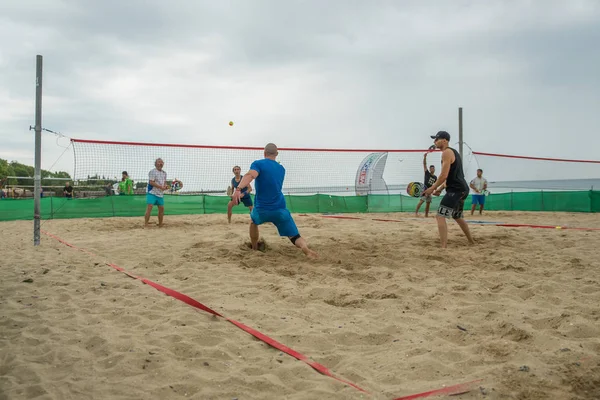 Jovens homens jogando tênis de praia — Fotografia de Stock