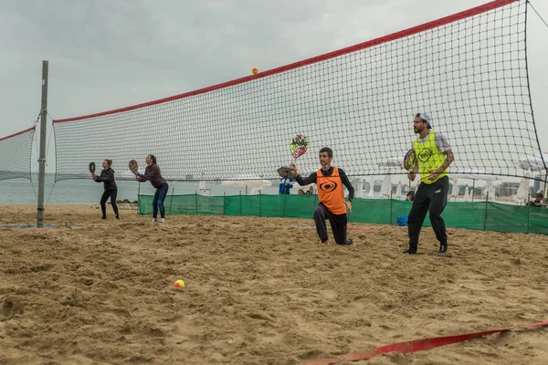 Unga män som spelar strandtennis — Stockfoto