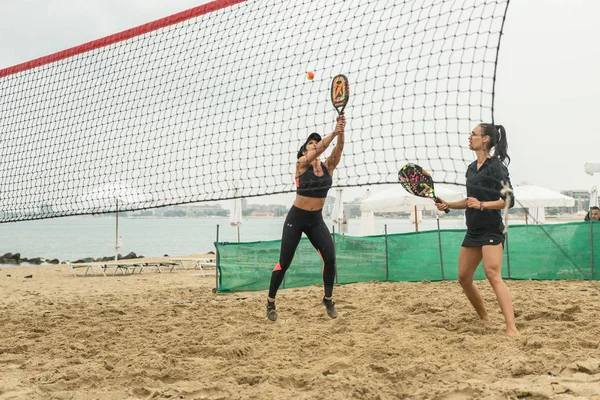 Mujeres jóvenes jugando tenis de playa — Foto de Stock
