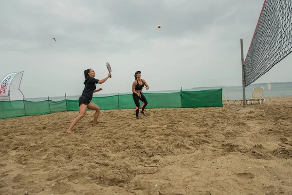 Jovens mulheres jogando tênis de praia — Fotografia de Stock