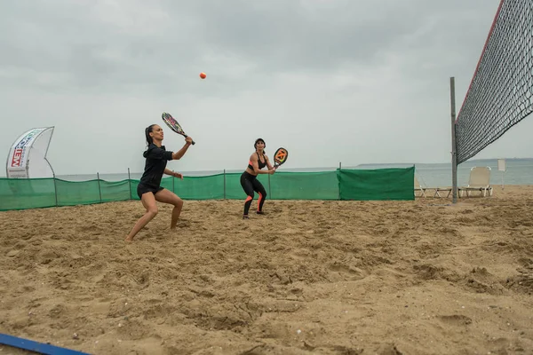 Mujeres jóvenes jugando tenis de playa —  Fotos de Stock