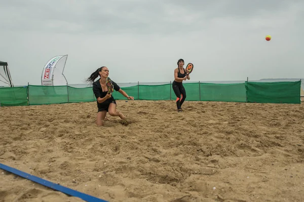 Unga kvinnor som spelar strandtennis — Stockfoto