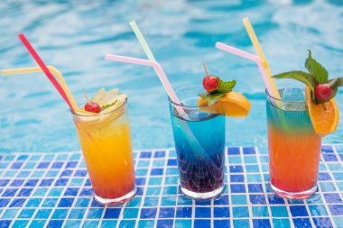 Havuz kenarında kokteyl.