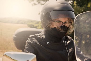 Gün batımında scooter üzerinde kız