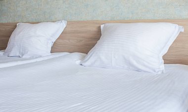 Yatakta çiçekler ve içecekler, romantik sahne