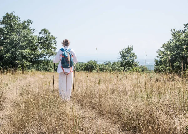 Meisje in de natuur — Stockfoto