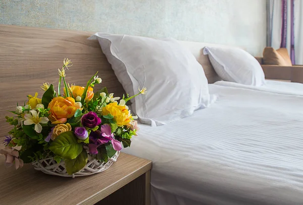 床上的鲜花和饮料 浪漫的场景 — 图库照片