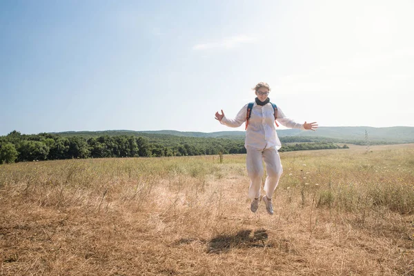 Meisje in de natuur — Stockfoto