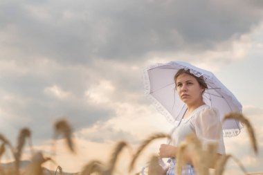 Buğday tarlasında bir kız