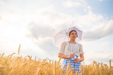 Buğday tarlasında bir kız