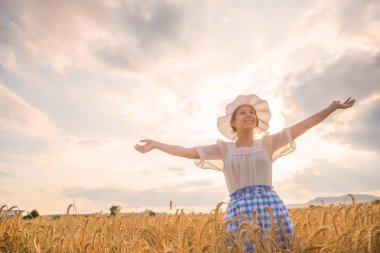 Buğday tarlasında bir kız