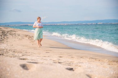 Plajda kız eğlenceli