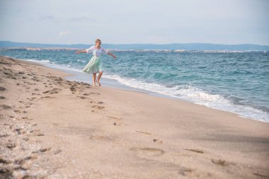 Plajda kız eğlenceli