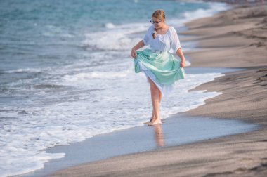 Plajda kız eğlenceli