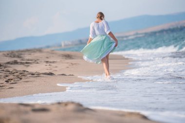 Plajda kız eğlenceli