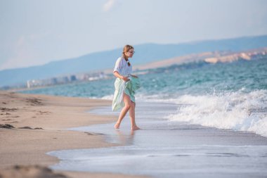 Plajda kız eğlenceli