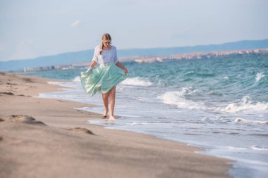 Plajda kız eğlenceli