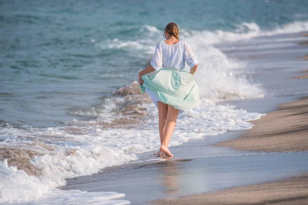 Κορίτσι διασκέδαση στην παραλία — Φωτογραφία Αρχείου
